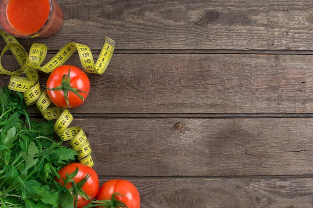 Concept de remise en forme avec des légumes. Motivation de remise en forme avec centimètre. Motif de remise en forme. Poivre.