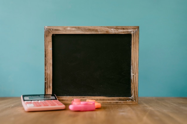 Photo gratuite concept de retour à l'école avec ardoise debout