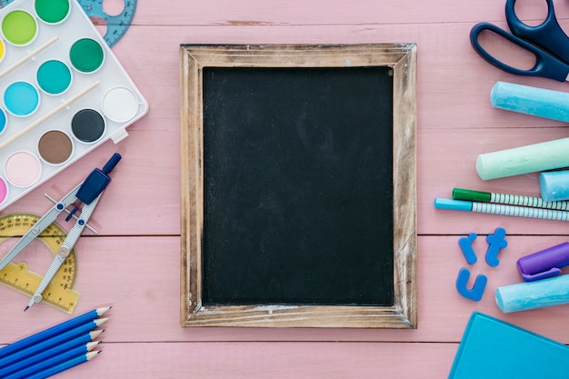 Photo gratuite concept de retour à l'école avec des ardoises et des éléments d'art