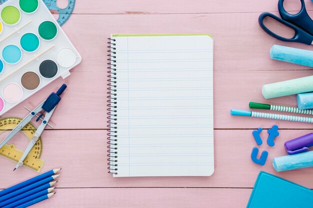 Concept de retour à l&#39;école avec bloc-notes sur une surface en bois