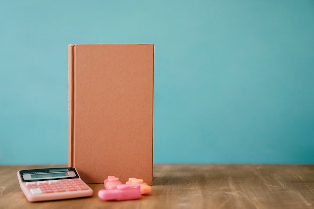 Concept de retour à l&#39;école avec un cahier permanent et une calculatrice