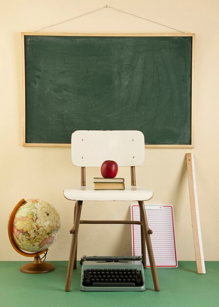 Concept de retour à l'école avec diverses fournitures