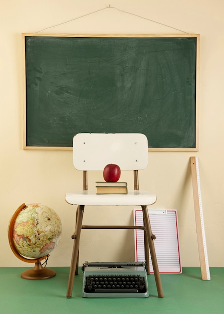 Concept de retour à l'école avec diverses fournitures