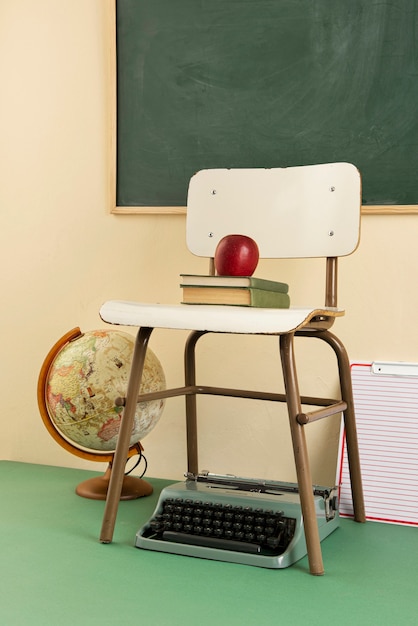 Concept de retour à l'école avec diverses fournitures