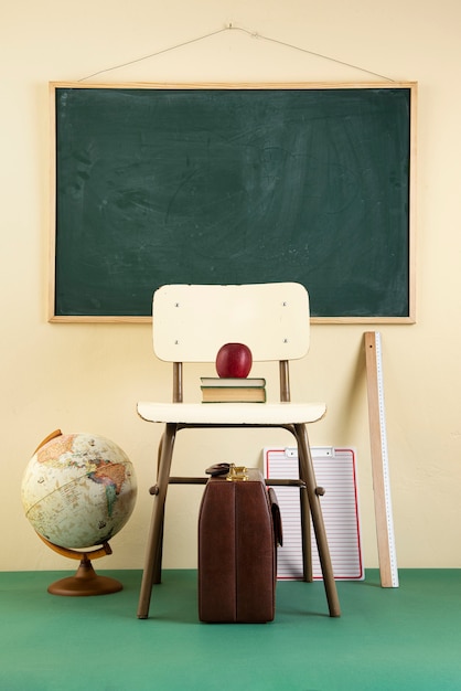 Photo gratuite concept de retour à l'école avec diverses fournitures