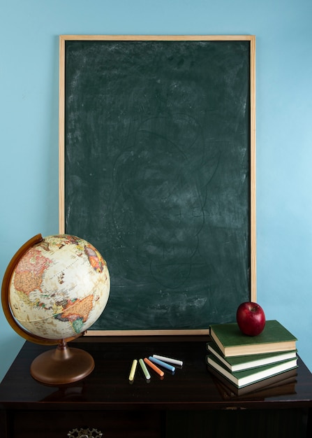 Photo gratuite concept de retour à l'école avec diverses fournitures