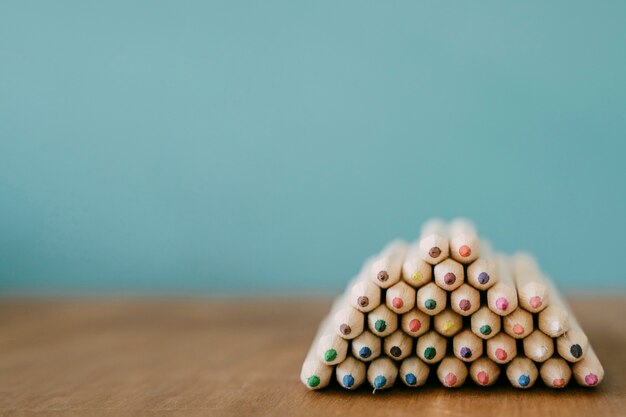 Concept de retour à l&#39;école avec pile de crayons