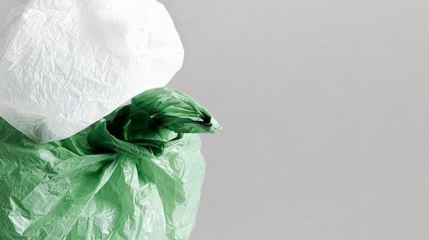 Concept de sac en plastique abstrait avec espace copie