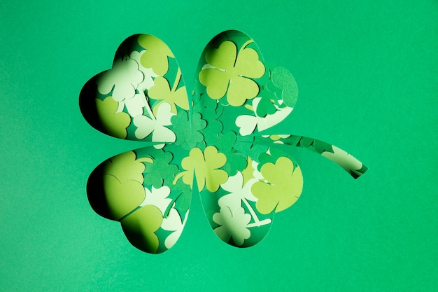 Photo gratuite concept de la saint-patrick avec des trèfles