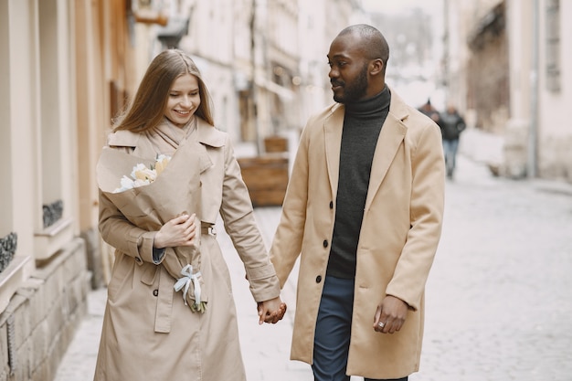 Concept de la Saint-Valentin. Les gens marchent dehors. Des gens mixtes dans une ville.