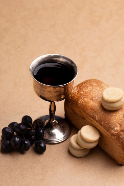 Photo gratuite concept de sainte communion avec du vin