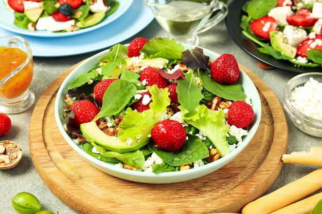 Photo gratuite concept de salade de nourriture savoureuse aux fraises en gros plan