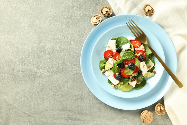 Photo gratuite concept de salade de nourriture savoureuse avec un espace de fraise pour le texte