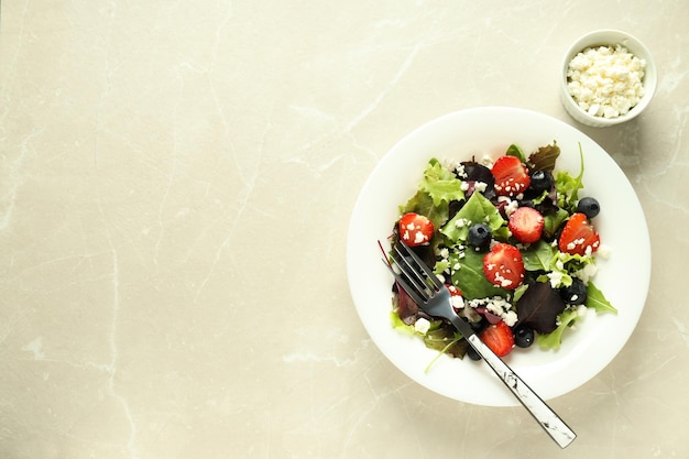 Concept de salade de nourriture savoureuse avec un espace de fraise pour le texte