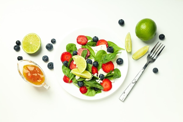 Photo gratuite concept de salade de nourriture savoureuse avec vue de dessus de fraise