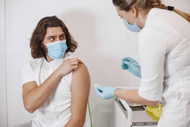 Concept de santé de vaccination. Mains de médecin ou d'infirmière dans des gants médicaux. Concept de soins de santé et médical.