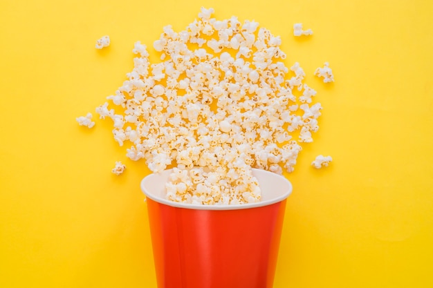 Photo gratuite concept de seau à popcorn