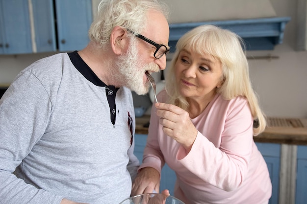 Photo gratuite concept de soin et de dévotion, bonheur de la vie de famille, amour pour la vie, vieillesse heureuse, deuxième jeunesse, le bonheur est toujours possible, tous les âges sont soumis à l'amour.