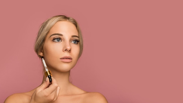 Photo gratuite concept de soins de la peau avec belle femme