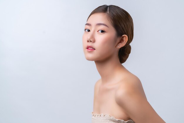 Concept de soins de la peau et de maquillage belle femme asiatique avec une peau du visage saine gros plan portrait studio shot