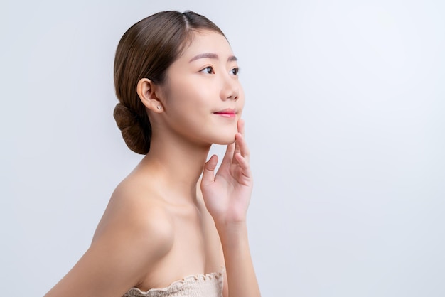 Concept de soins de la peau et de maquillage belle femme asiatique avec une peau du visage saine gros plan portrait studio shot