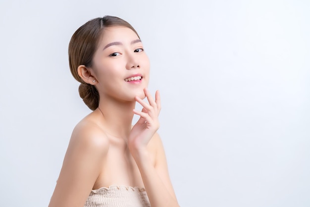 Concept de soins de la peau et de maquillage belle femme asiatique avec une peau du visage saine gros plan portrait studio shot