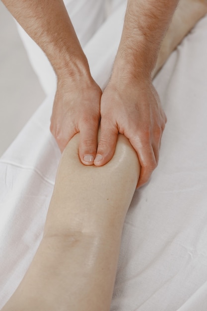 Photo gratuite concept de soins de santé et de beauté féminine. les masseuses font un massage d'une fille. femme dans un salon de spa.