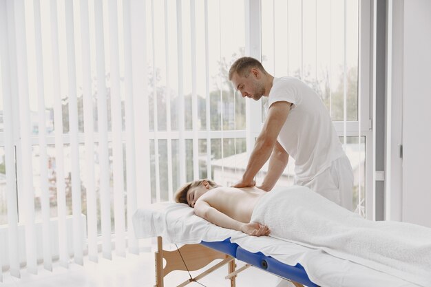 Concept de soins de santé et de beauté féminine. Les masseuses font un massage d'une fille. Femme dans un salon de spa.