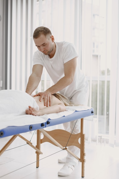 Concept de soins de santé et de beauté féminine. Les masseuses font un massage d'une fille. Femme dans un salon de spa.