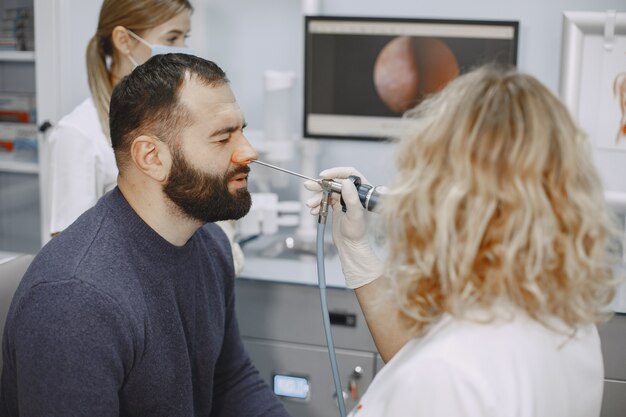 Concept de soins de santé et médical. Médecin avec patient à l'hôpital. Homme dans un bureau lor.