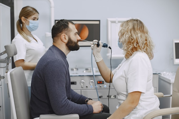 Concept de soins de santé et médical. Médecin avec patient à l'hôpital. Homme dans un bureau lor.