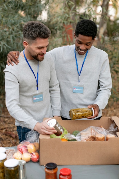 Photo gratuite concept de solidarité communautaire à plan moyen