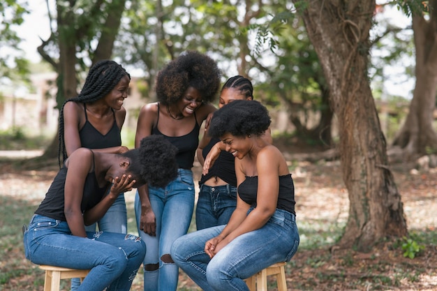 Photo gratuite concept de sororité avec des femmes riant