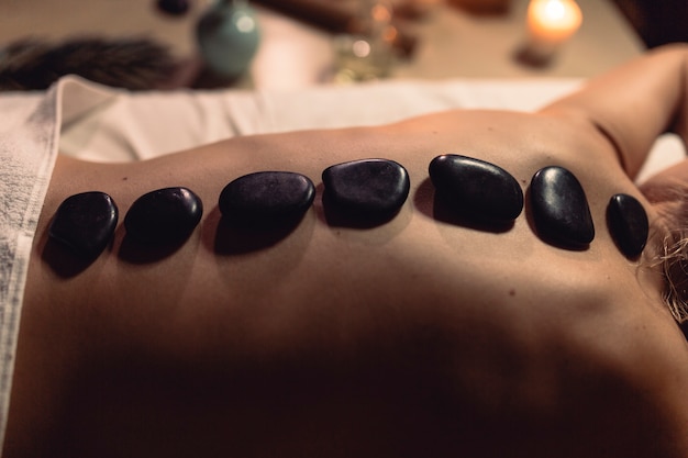 Photo gratuite concept de spa avec femme et pierres