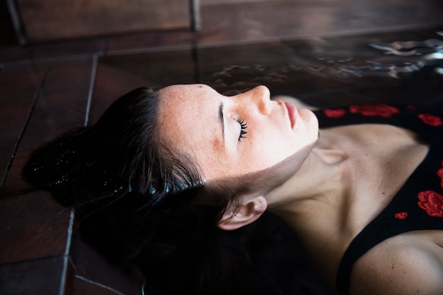 Photo gratuite concept spa avec femme se détendre dans l'eau