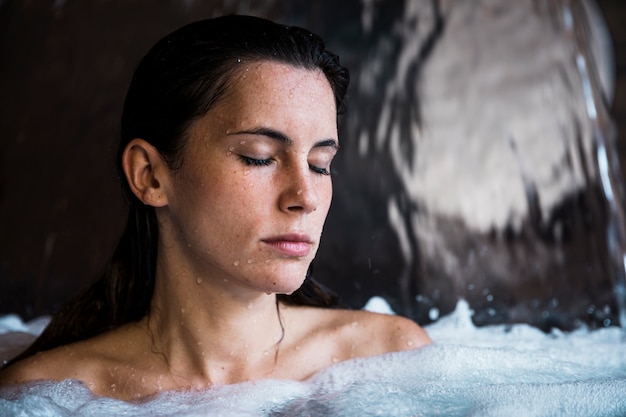 Photo gratuite concept spa avec femme se détendre dans l'eau