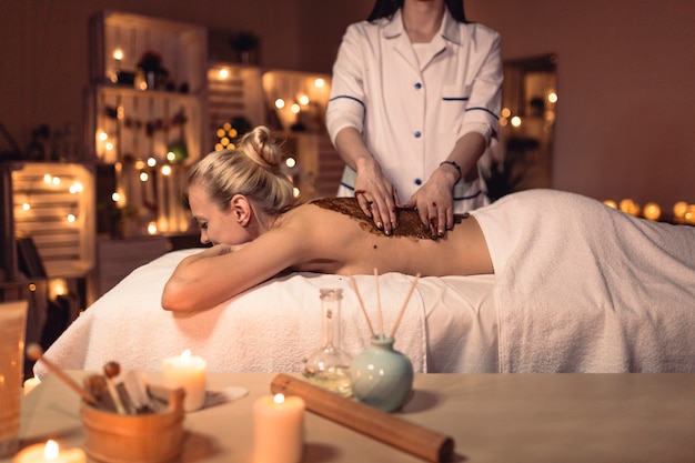 Concept de spa relaxant avec femme