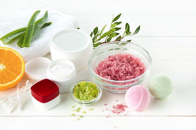 Concept de spa avec sel, menthe, lotion, serviette