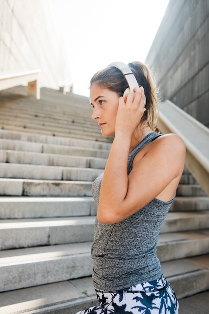 Concept de sport urbain avec jeune femme