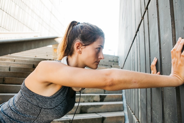 Concept de sport urbain avec jeune femme