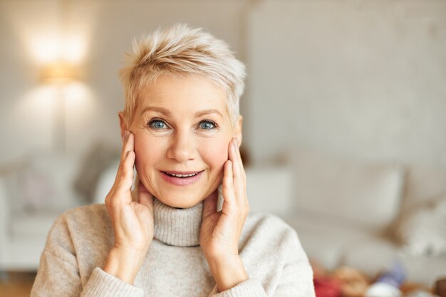 Concept de surprise, d'étonnement et d'étonnement. Belle dame blonde d'âge moyen regardant en pleine incrédulité