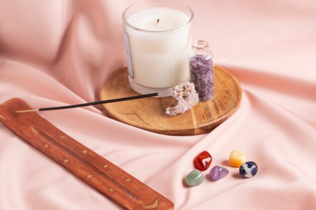 Concept de symboles Reiki avec bougie
