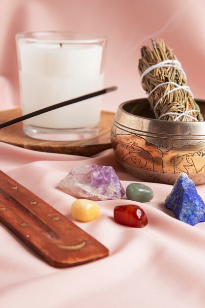 Concept de symboles Reiki avec cristaux à angle élevé