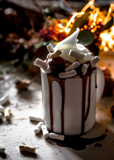 Le concept d'une tasse de cacao festive