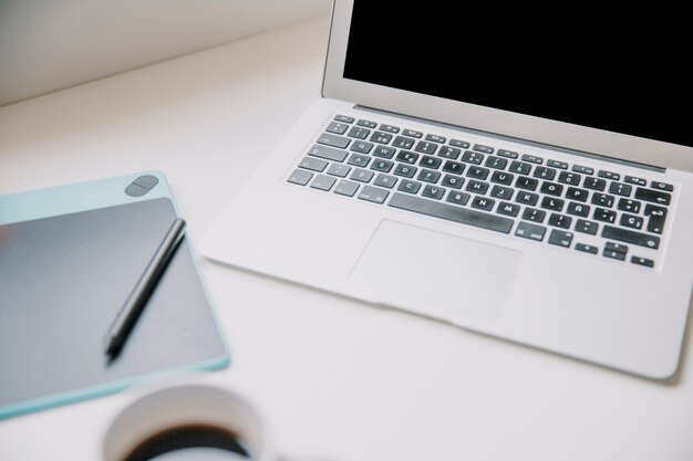 Concept de technologie et de bureau avec ordinateur portable et tablette graphique