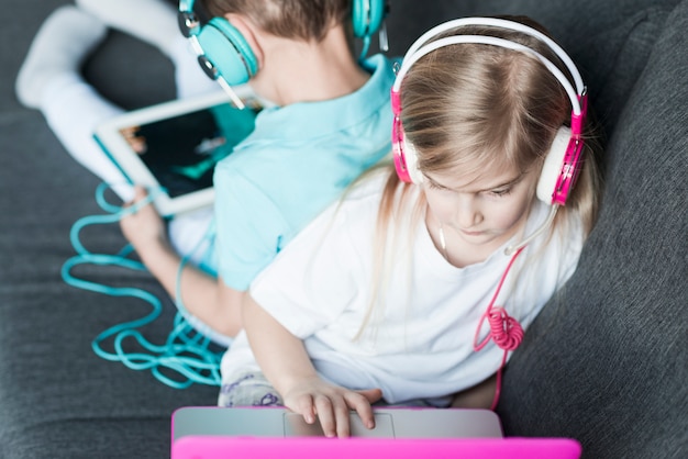 Photo gratuite concept de technologie avec deux enfants