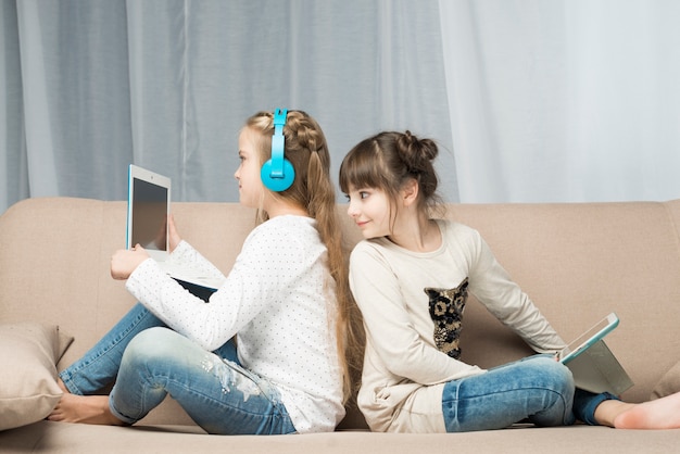 Concept de technologie avec les filles sur le canapé