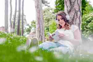 Photo gratuite concept de temps libre avec une belle femme relaxant en plein air avec mu