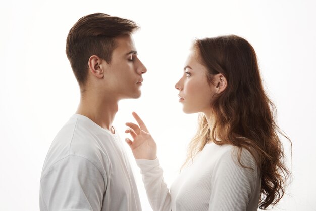 Concept de tendresse d'amour et de romance. Jeune couple romantique, debout l'un devant l'autre.