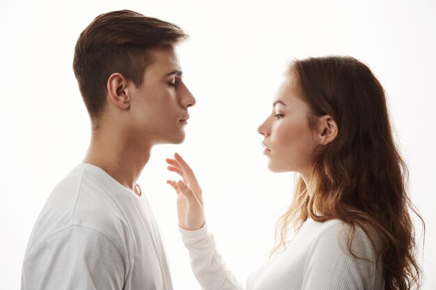 Concept de tendresse d'amour et de romance. Jeune couple romantique, debout l'un devant l'autre.